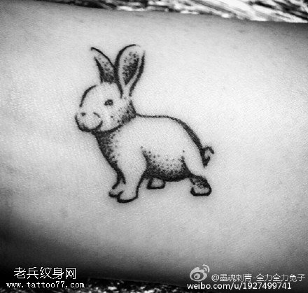 水墨风可爱的小兔子纹身图案