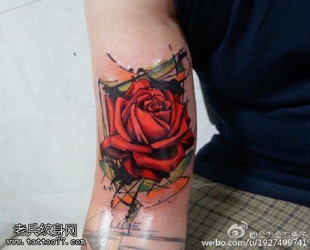 水墨风娇艳的玫瑰纹身图案