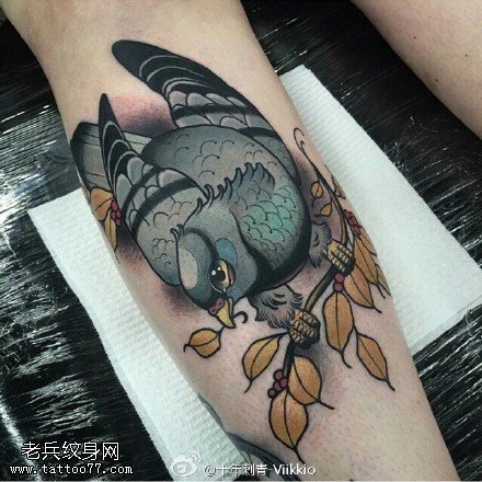 经典彩绘乌鸦纹身图案