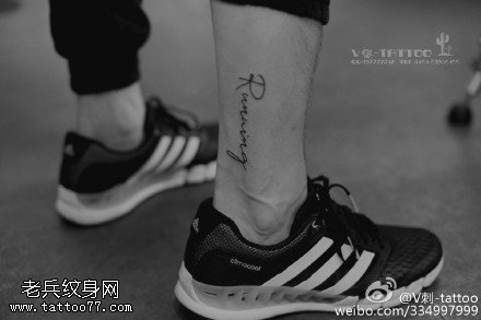 小腿上精致的花体英文纹身图案
