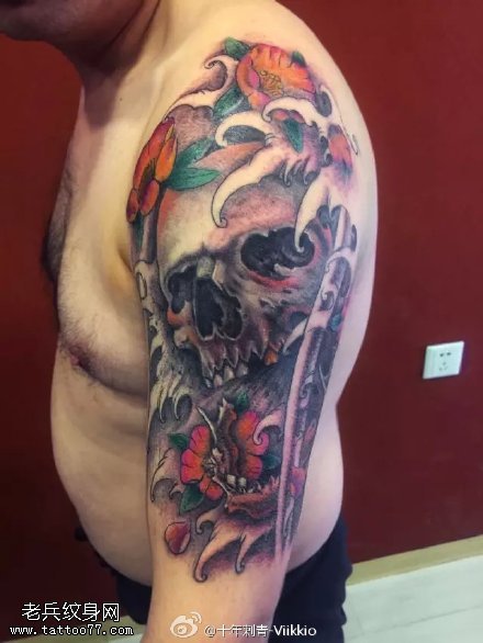 惊悚的骷髅樱花纹身图案