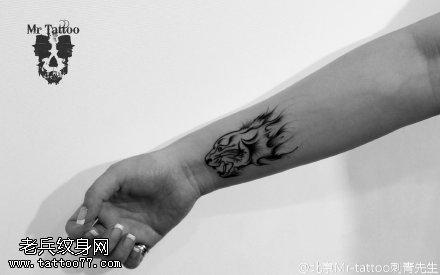 经典咆哮的狼纹身图案