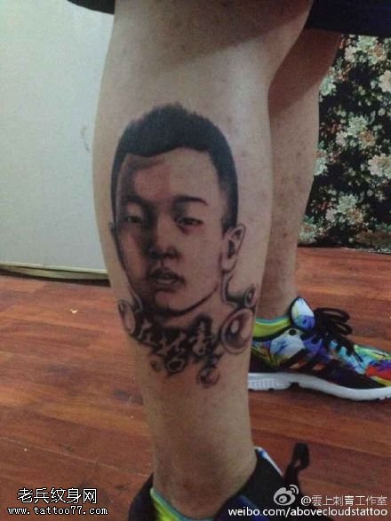 小腿上的肖像纹身图案