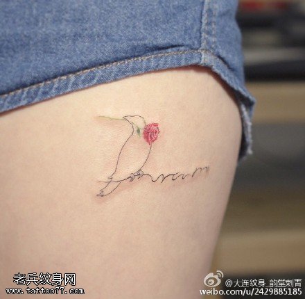 大腿上清新的小鸟叼玫瑰纹身图案