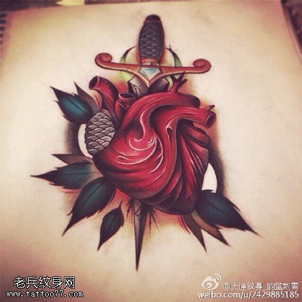手绘器官上的匕首纹身图案