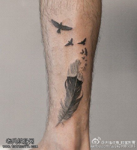 经典羽毛飞翔的小鸟纹身图案