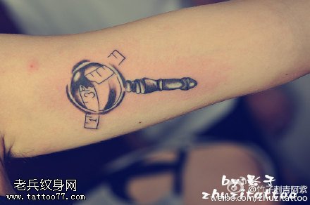 经典的放大镜纹身图案