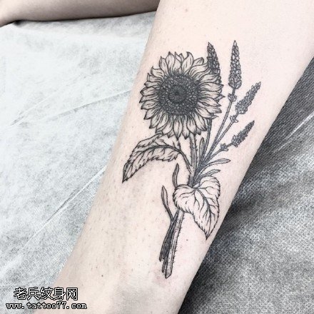 经典的向日葵花纹身图案