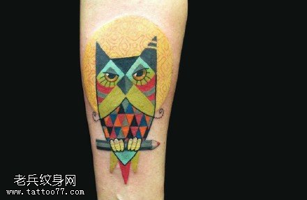 精美彩绘的猫头鹰纹身图案