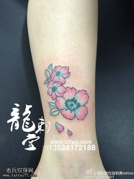 小腿上精美的樱花纹身图案