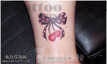 小腿上精美的蝴蝶结纹身图案