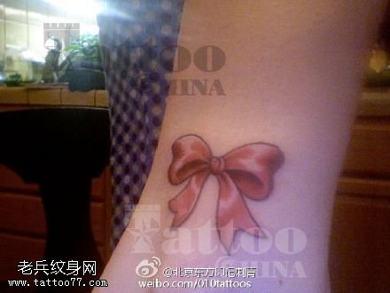 小腿上漂亮的蝴蝶结纹身图案