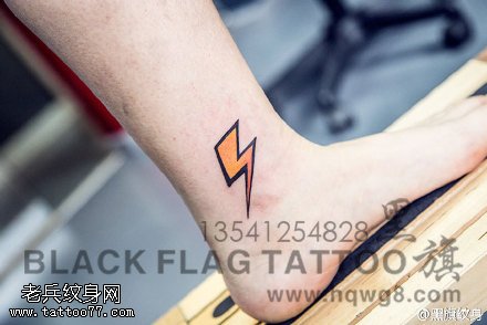 简单精致的闪电纹身图案