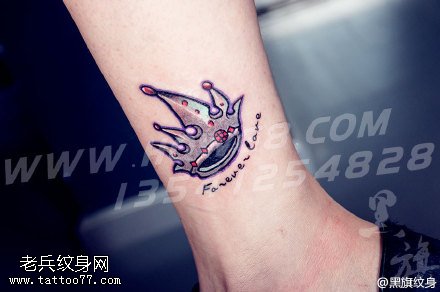 彩绘精美的皇冠纹身图案