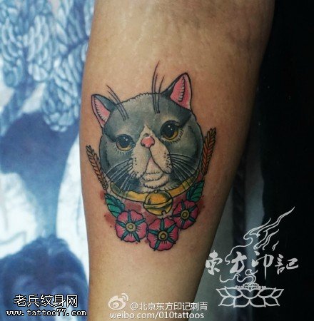 小腿上经典的小花猫纹身图案