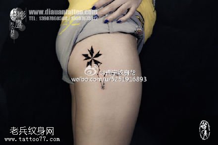 大腿经典的树叶纹身图案