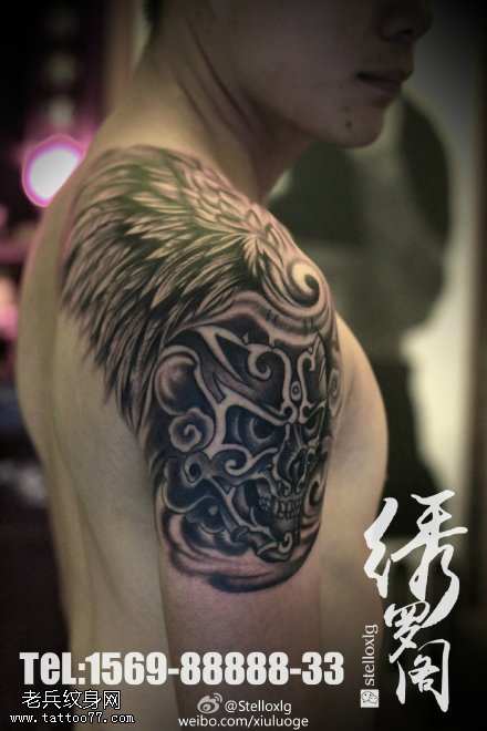 肩部经典翅膀面具纹身图案