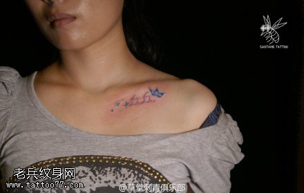 经典彩绘的小皇冠纹身图案