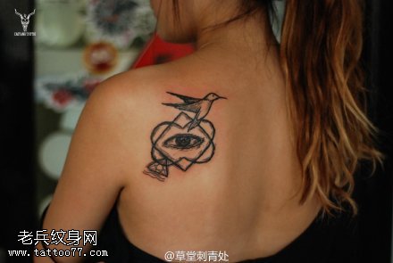 经典点刺桃心眼睛小鸟纹身图案