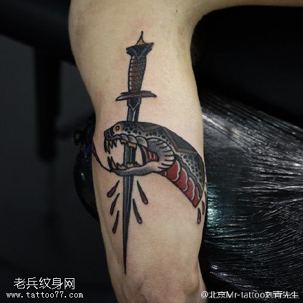 小腿上匕首刺蛇纹身图案