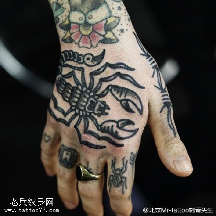 手上的蝎子纹身图案
