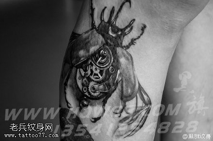 小腿上的机械虫纹身图案