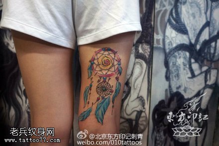 大腿上的彩色捕梦网纹身图案
