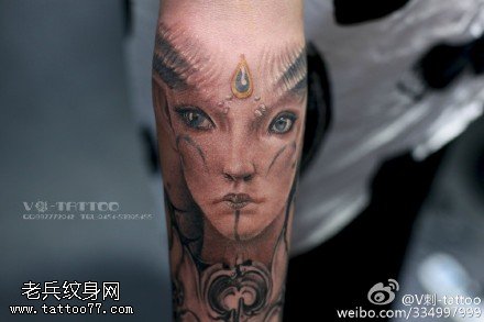 腿部惊悚的美女图腾纹身图案