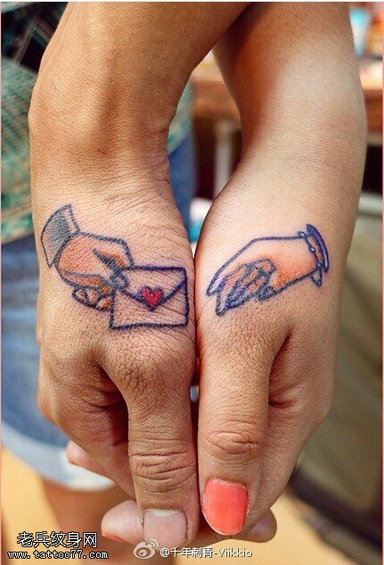 情侣手上的定情信物纹身图案