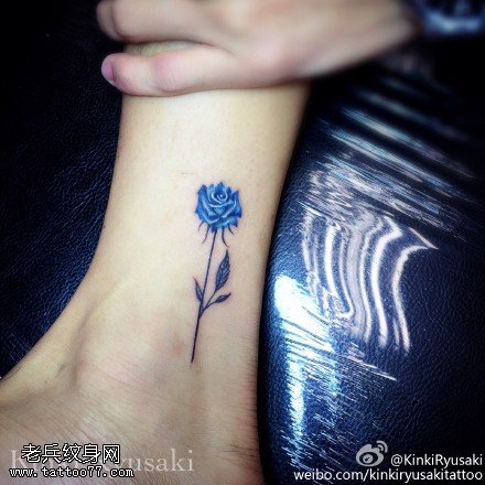 精致的蓝色妖姬纹身图案