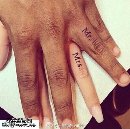情侣手指上的英文纹身图案