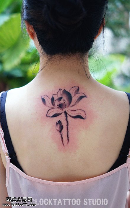 背部莲花纹身图案
