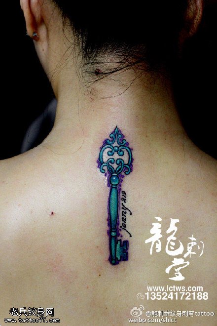 背部彩绘钥匙纹身图案