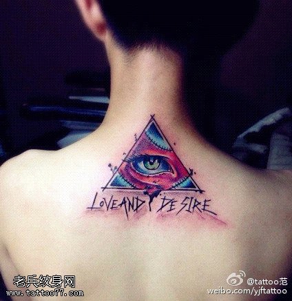 背部彩绘三角眼纹身图案