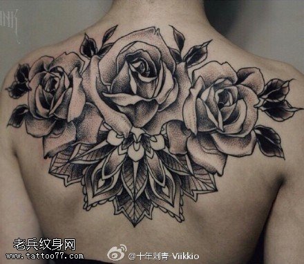 背部黑灰玫瑰纹身图案