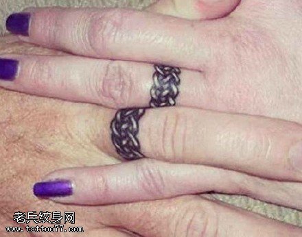 时尚的戒指纹身图案