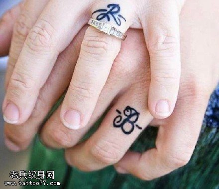 手指上花体字母纹身图案