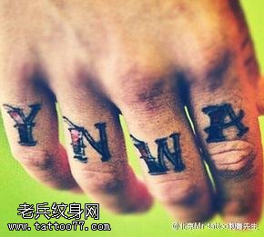 欧美风手指字母纹身图案