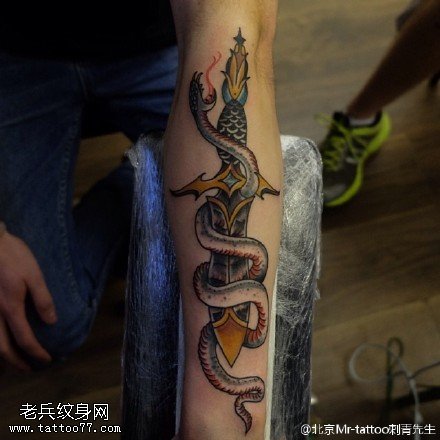 经典蛇绕匕首纹身图案