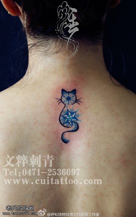 点刺雪花猫咪纹身图案