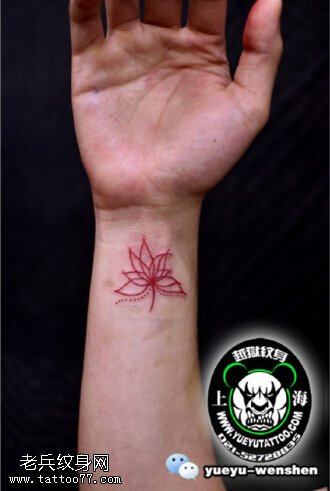 手腕上点刺莲花纹身图案