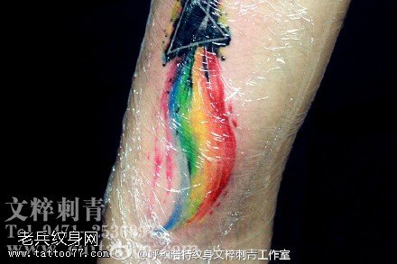 水墨彩色羽毛纹身图案