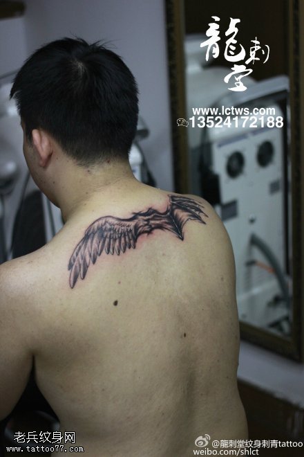 背部经典蝙蝠翅膀纹身图案