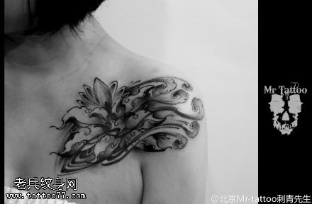肩膀经典浪花莲花纹身图案