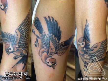 大腿上漂亮的小鸟纹身图案