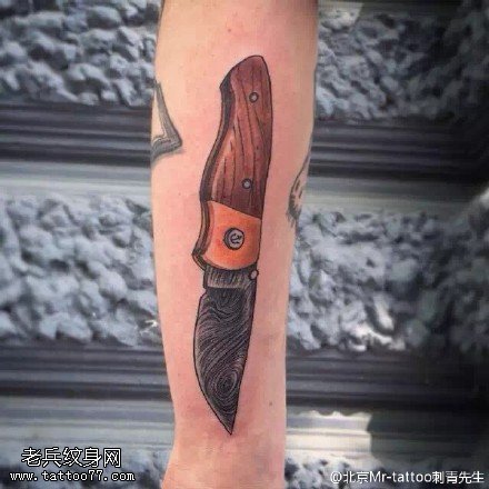小腿上的匕首纹身图案
