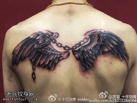 背部向往自由的翅膀纹身图案