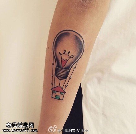 手臂上的灯泡热气球纹身图案