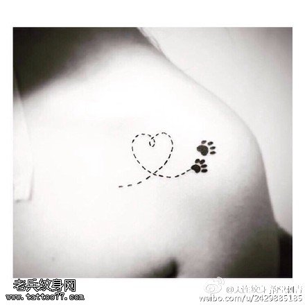 点刺爱心熊掌纹身图案
