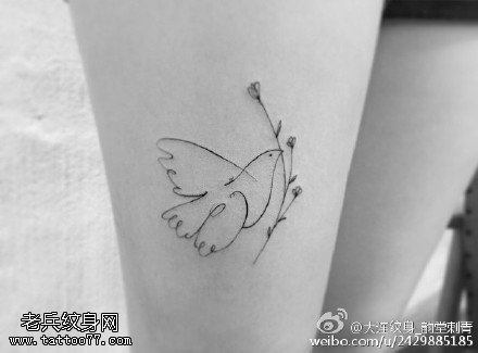 大腿上的飞鸽纹身图案